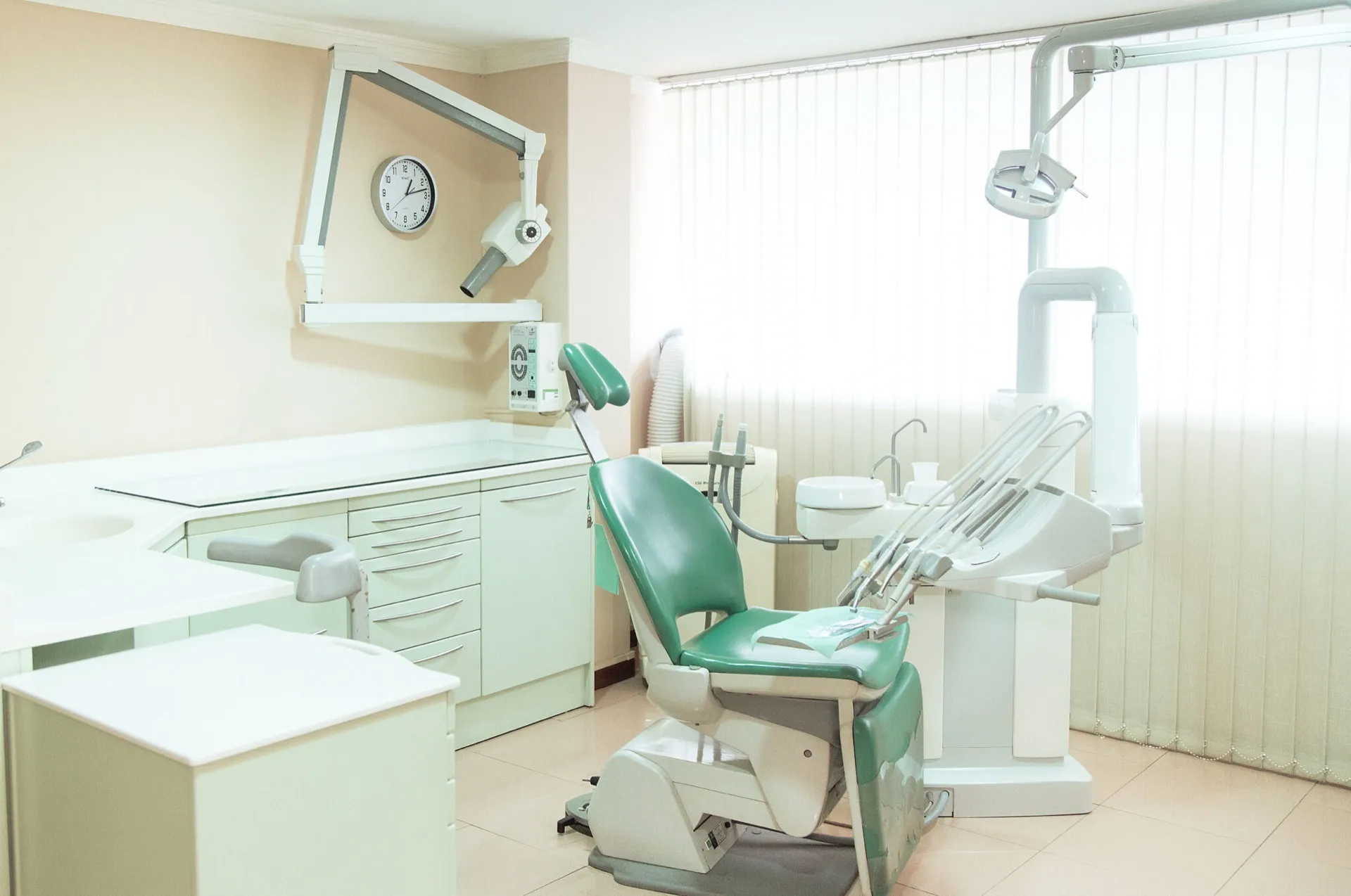 Gabinete de tratamiento de Odontos, Clínica Dental, con sillón dental y lámpara